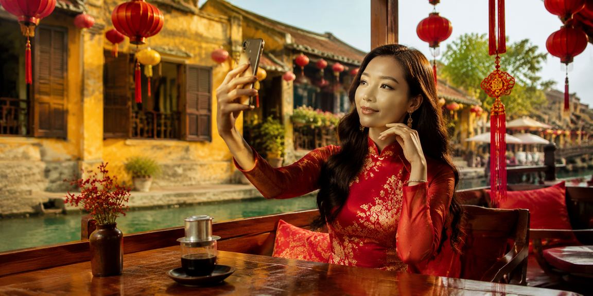 Người chơi truy cập cm888 trên điện thoại tại Hội An
